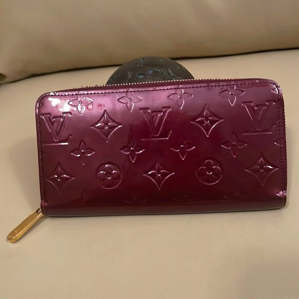 AUTHENTIC EUC LOUIS VUITTON SP4182 ROUGE FAUVISTE MONOGRAM VERNIS ZIPPY … - Picture 3 of 17